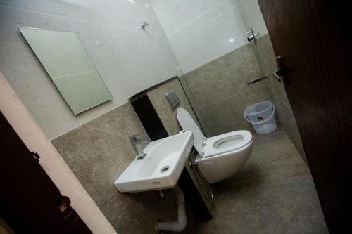 钦奈THE PARK AVENUE HOTEL - Business Class Hotel Near Central Railway Station Chennai Periyamet的一间带卫生间、水槽和镜子的浴室