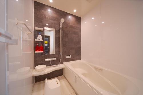 由布市Takanoya Tsuki - Vacation STAY 91942的带浴缸、卫生间和盥洗盆的浴室