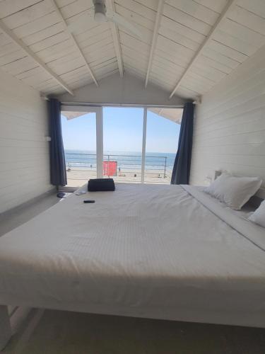帕罗林Palolem Beach View Inn的一张大白色床,享有海滩美景