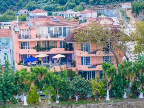 波罗斯奥德修斯宫殿公寓式酒店的棕榈树度假村的空中景致