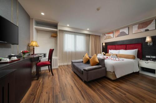 河内Beryl Charm Hotel and Spa的酒店客房,配有床和沙发