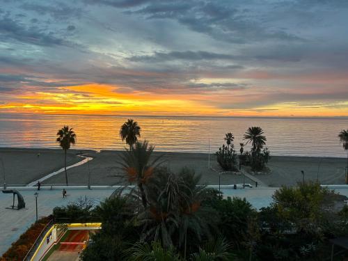 卡萨雷斯Finca Santa Teresa, Casa La Higuera的棕榈树海滩上的日落和海洋