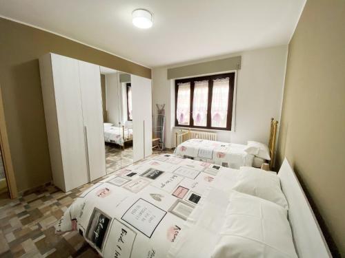 加维拉泰Appartamento Bellavista - Fronte Lago di Varese的一间卧室配有一张带图画的大床