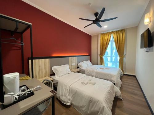 哥打巴鲁Alia Express Dey Hotel的酒店客房配有两张床和吊扇。