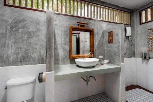 苏梅岛Tropical Heavens Garden Samui的一间带水槽、卫生间和镜子的浴室