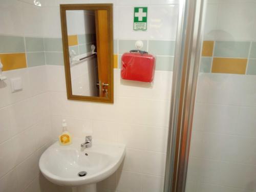 圣克鲁斯Costa Lodge Madeira, pick up - drop off, car and motorcycle rentals的一间带水槽和镜子的浴室