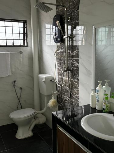 怡保Homestay Hajrah的带淋浴、卫生间和盥洗盆的浴室