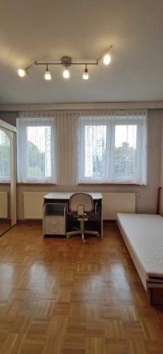 帕坦Cosy Room的客房设有两张床、一张桌子和窗户。