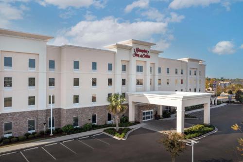 奥兰治堡Hampton Inn & Suites Orangeburg, SC的酒店前方的 ⁇ 染