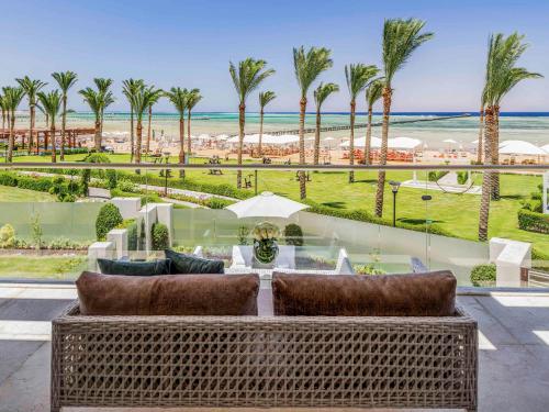 沙姆沙伊赫Rixos Premium Seagate - Ultra All Inclusive的享有棕榈树庭院和大海的景色