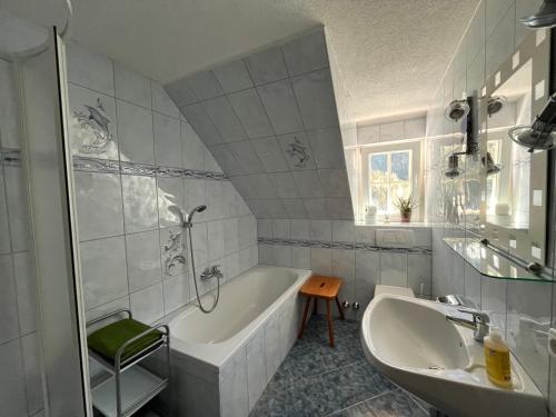 伦韦格Ferienwohnung Biohof Laußnitzer in Rennweg的白色的浴室设有浴缸和水槽。