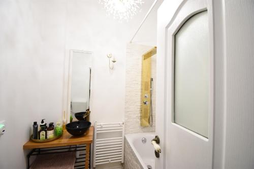 克卢日-纳波卡Homey Luxury- entire house, free parking, yard的一间带水槽、浴缸和镜子的浴室