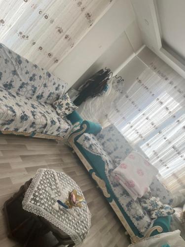 GüllüceWeltek的客房配有双层床和婴儿床。