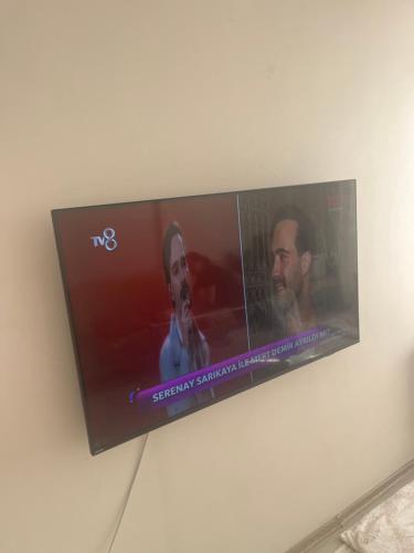 GüllüceWeltek的挂在墙上的平面电视