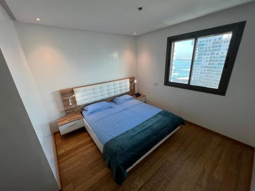 卡萨布兰卡Appartement Ocean View - Marina Casablanca的一间卧室设有一张大床和一个窗户。