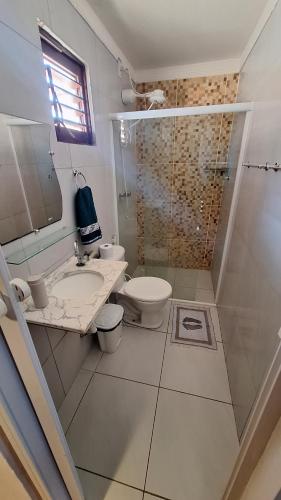 托鲁斯Sol & Vento Chalés的浴室配有卫生间、盥洗盆和淋浴。