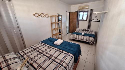 托鲁斯Sol & Vento Chalés的带两张床和镜子的客房