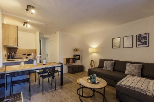 夏蒙尼-勃朗峰Chamonix Sud - Jonquilles 209 - Happy Rentals的客厅配有沙发和桌子