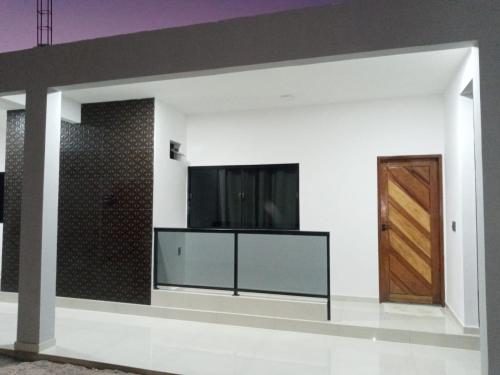 马拉戈日VR Flats的客厅设有壁挂式平面电视。