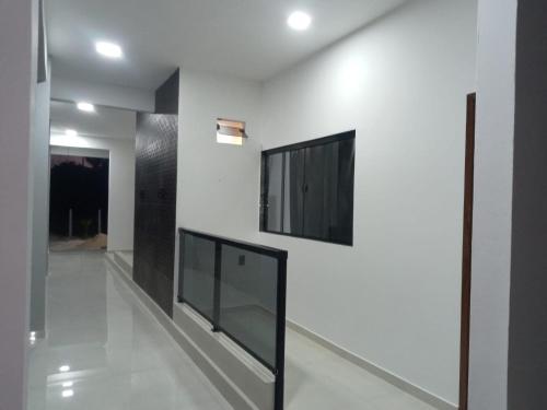马拉戈日VR Flats的走廊上设有白色的墙壁和墙上的电视