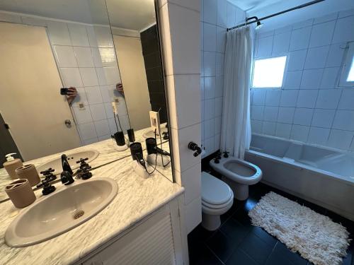 埃斯特角城Hotel Butique Donatella Mare.的浴室配有盥洗盆、卫生间和浴缸。