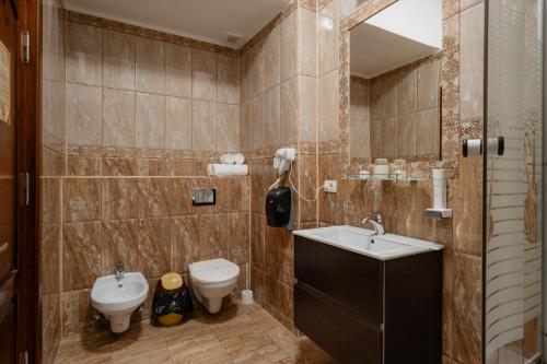 拉姆尼库沃尔恰Hotel Royal的一间带水槽和卫生间的浴室