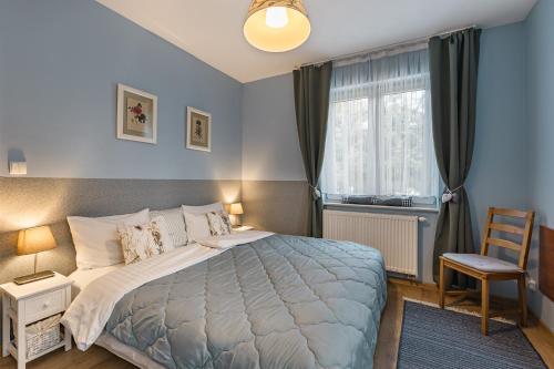 什恰夫尼察Apartamenty Tyrol的一间卧室设有一张大床和一个窗户。