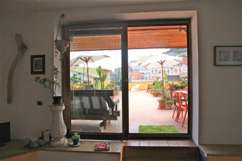 那不勒斯切尔托萨岛公寓的通往带桌椅的天井的开放式门