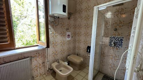PianilloWonder House的浴室配有卫生间、淋浴和盥洗盆。