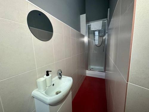 伯明翰Modern 3-Bed Haven in West Midlands!的浴室配有卫生间、盥洗盆和淋浴。