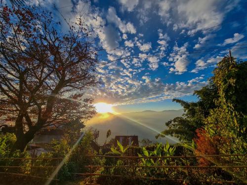 大吉岭Peace Valley German Heritage Cottage Home Stay的享有日落和山脉美景