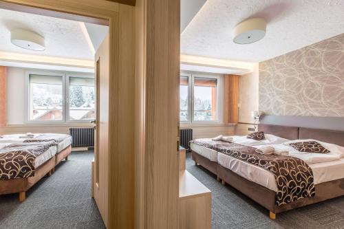 泽勒兹纳·鲁达潘顺伯麦瓦特旅馆的带2扇窗户的客房内的2张床