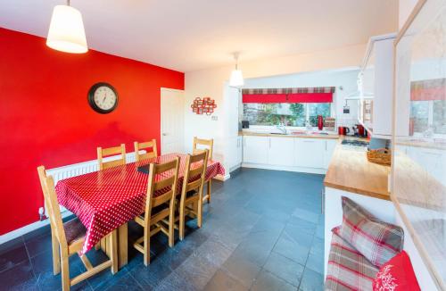 马特洛克Hope Terrace的一间厨房和带红色墙壁的用餐室