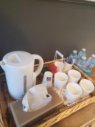 普瓦西Grande Chambre的一个带茶壶、杯子和水瓶的托盘