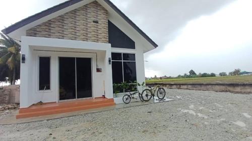 适耕庄Homestay Sekinchan with Private Pool的两辆自行车停放在房子外的房子