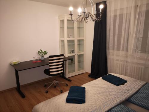 科隆Appartement am Uni Park Köln Sülz的一间卧室配有两张床、一张桌子和一把椅子