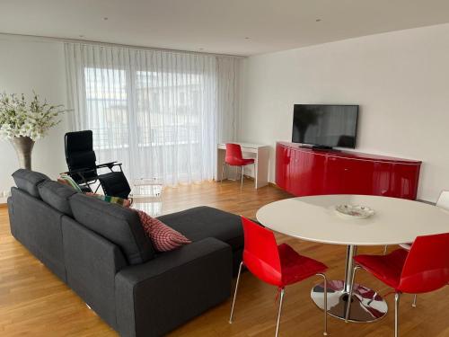 斯特拉德SEASIDE Appartement的客厅配有沙发和桌子