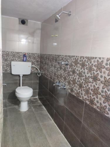 钦奈Blue Diamond的一间带卫生间和淋浴的浴室