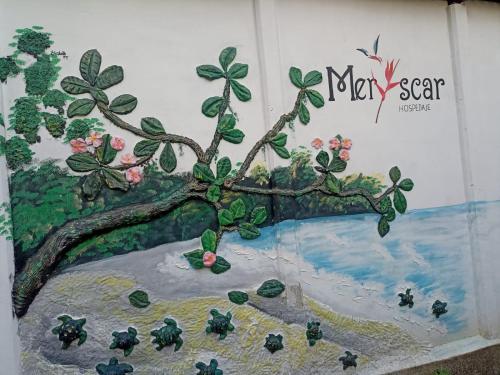 托尔图格罗Hospedaje Meryscar的墙上一棵树的画