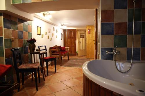 加尔多尼克斯匝萨温德加酒店的带浴缸和桌椅的浴室