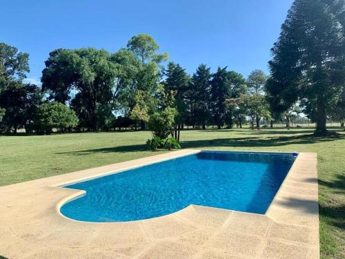 埃拉斯将军镇La Rosada Casa de Campo的田野中间的游泳池