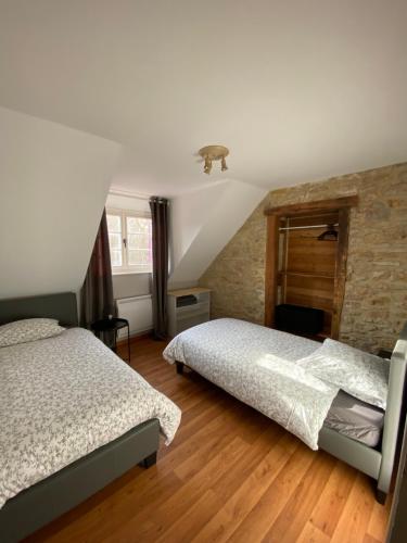 MontipouretGîte Les Tazons - Pays de George Sand的阁楼上的卧室配有两张床