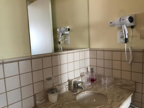 圣保罗Delicioso flat em área nobre的一间带水槽和镜子的浴室