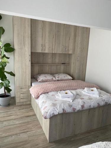 安特卫普Zwarte Arend AirBnB的一间卧室配有一张带木制床头板的床