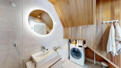 列维Levi Aurora Igloo的一间带水槽和洗衣机的浴室