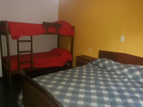 圣拉斐尔Los Abuelos的一间卧室配有两张双层床和一张床
