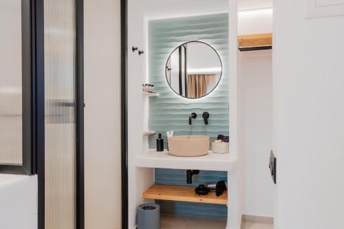 克洛瓦斯The Mykonist Urban Suitotel的一间带水槽和镜子的浴室