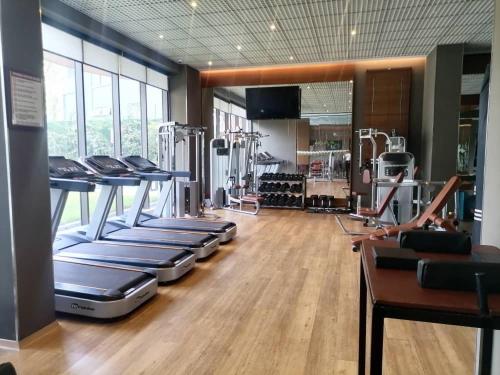 阿克拉Intimate Studio Apartment - Mirage Residence的一间健身房,里面配有跑步机和机器