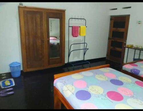 SuriyawewaOctandra Lodge的一间卧室配有一张床、梳妆台和镜子