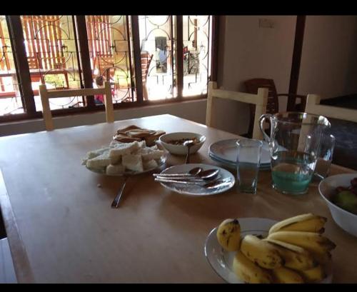 SuriyawewaOctandra Lodge的一张桌子,上面放着食物和香蕉